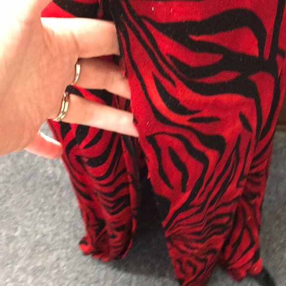 Long red/black skirt with long slits up the side - Picture 6 of 6